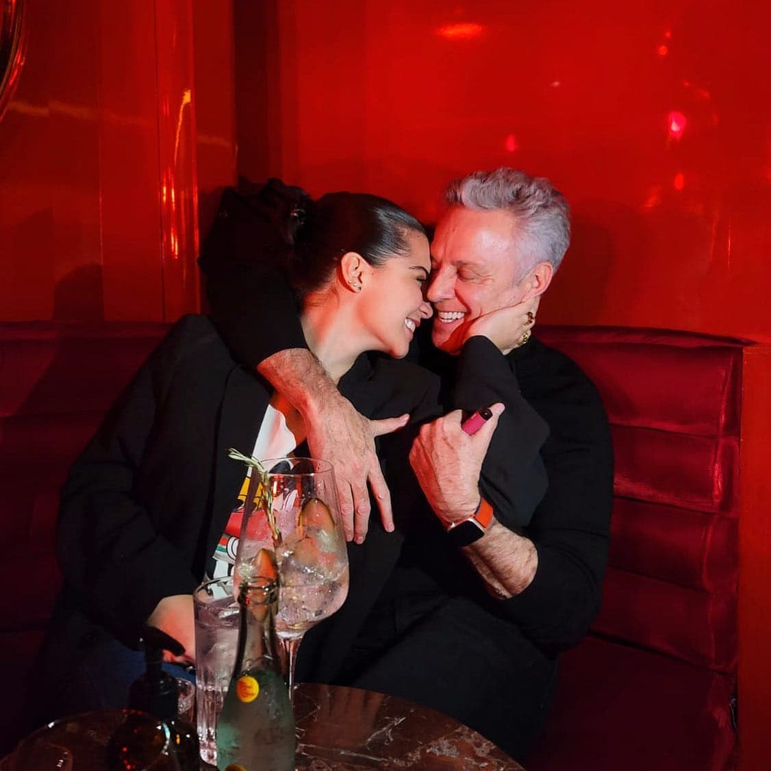 Fue en septiembre del año pasado cuando Alexis Ayala dio a conocer su 
<a href="https://www.univision.com/famosos/alexis-ayala-cinthia-aparicio-novia-suegros">noviazgo con la actriz Cinthia Aparicio</a>, quien es 28 años menor que él.
<br>