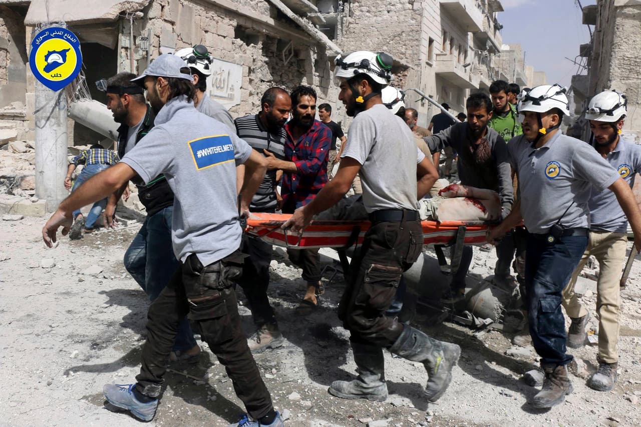 En la medida que Asad ha ido recuperando zonas como el área oriental de Alepo y Guta, los equipos de rescate se han ido trasladando hacia el norte, aún controlado por los rebeldes. A esos lugares se han desplazado también civiles que temen el regreso del poder gubernamental. En la fotografía una operación de rescate de los ‘cascos blancos’ en Alepo, 2016.