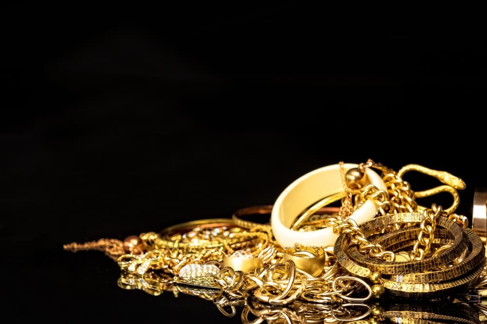 Escorpión tiene muchos metales que le favorecen, como el oro, plutonio, el hierro y el acero (como el que deben de tener su llaves de amuleto).