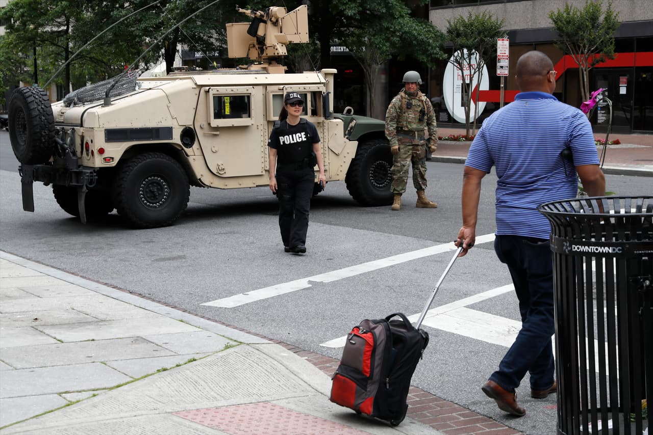 Otra imagen de cómo lucen las calles de Washington DC. 
<b><i><a href="https://www.nytimes.com/2020/06/02/us/politics/military-national-guard-trump-protests.html" target="_blank">The New York Times </a></i></b>s eñaló que líderes militares retirados condenaron a sus sucesores en la administración Trump por ordenar a las unidades militares arremeter contra una protesta pacífica frente a la Casa Blanca.
<br>
