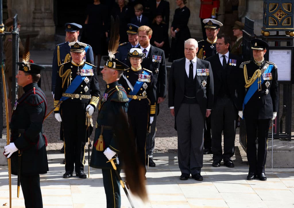 <h3 class="cms-H3-H3">Los dos príncipes que no llevaron uniforme</h3>
<br>
<br>En la primera fila de la escolta al féretro de Isabel II estaban sus cuatro hijos, el rey Carlos III; la princesa Ana; el príncipe Andrés, y el príncipe Eduardo (de izq. a der. en la foto). Justo detrás de ellos están los nietos de la reina (hijos de Carlos), William, el príncipe de Gales, y Harry, duque de Sussex. 
<br>
<br>De ellos seis, 
<b><a href="https://www.univision.com/noticias/mundo/por-que-principes-andres-harry-no-visten-uniforme-militar-funerales-reina-isabel-ii">solo Andrés y Harry no llevaban uniforme. ¿Por qué?</a> </b>El Palacio de Buckingham informó que los 
<b>príncipes Andrés y Harry no pueden llevar uniforme militar </b>porque son "miembros de la realeza sin tareas oficiales".
<br>
<br>En el caso de Andrés (quien solo llevó atuendo en vigilia por "señal especial de respeto") tuvo que abandonar sus actividades de realeza 
<b>tras haberse visto involucrado en un escándalo de abuso sexual</b> vinculado al fallecido pederasta Jeffrey Epstein, del que salió tras un 
<a href="https://www.univision.com/noticias/justicia/giuffre-duque-york-acuerdo-epstein-abuso-sexual-demanda">acuerdo extrajudicial con una mujer que le acusó de haber abusado de ella</a> cuando era menor. 
<b>La reina le despojó de todos sus puestos militares honorarios</b>.
<br>
<br>En el caso de Harry y su esposa Meghan, abandonaron sus funciones como miembros de la monarquía en enero de 2020 para mudarse a Estados Unidos.
<br>
<br>
<br>
<br>