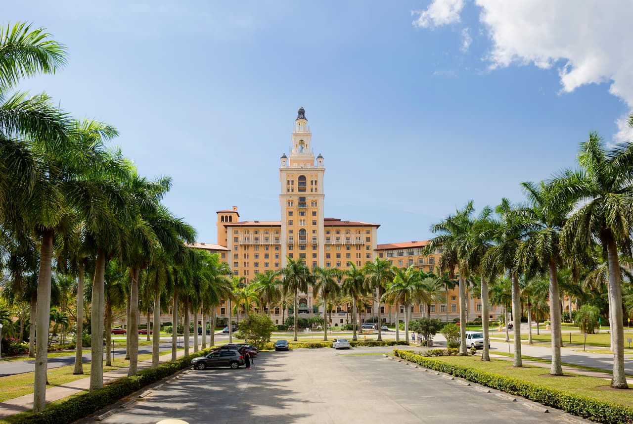 <b>Puesto 6: Coral Gables, (Condado de Miami-Dade) Florida. </b>
<br>
<br>
<i>The city beautiful</i> (La ciudad bella, en español), como la describe el slogan, es Coral Gables, un suburbio de Miami. Aquí, los residentes vieron un 
<b>aumento del 43.34% </b>en promedio de un año al otro.
<b> El promedio es $4,310.</b>