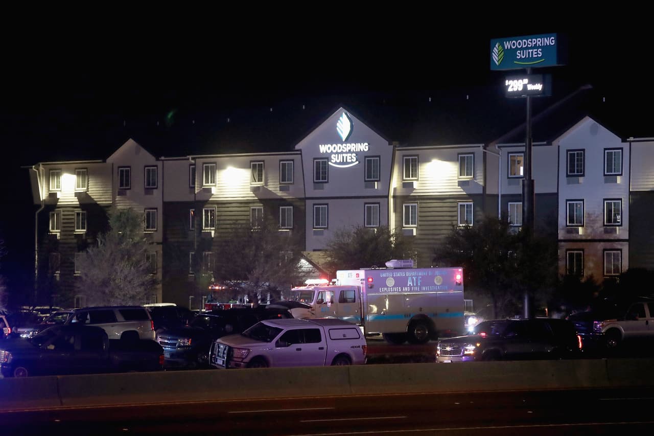 El jefe interino de la Policía de Austin, Brian Manley, indicó que sus fuerzas, ayudadas por agentes del FBI, lograron ubicar al sospechoso, 
<b>un hombre blanco de 24 años del que aún se desconoce la identidad, </b>en la localidad de Round Rock, al norte de la ciudad capital, y lo enfrentaron en la autopista interestatal 35 tras lo cual detonó el explosivo.