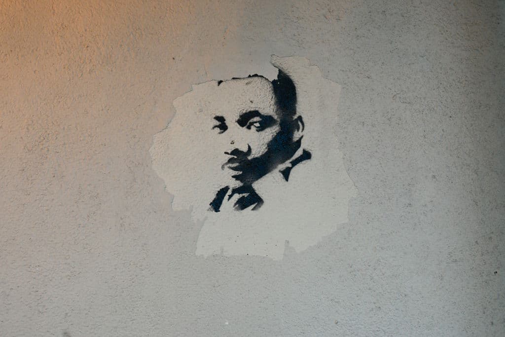 Un dibujo en una pared con el rostro de Martin Luther King, en Sceaux el 16 de diciembre de 2024.