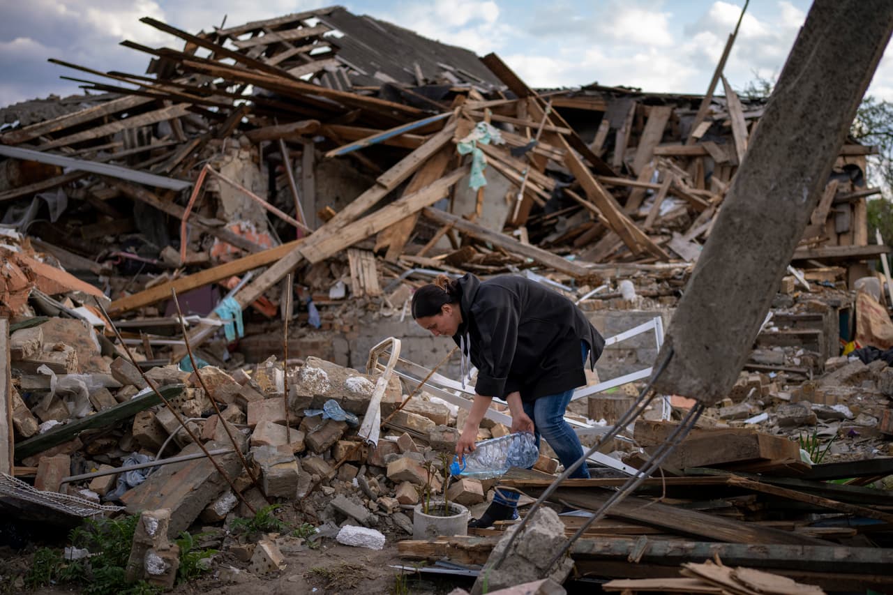 Durante las últimas semanas, en agosto de 2022, las fuerzas ucranianas han estado llevando a cabo una contraofensiva en el sur de Ucrania.
<br>
<br>En la foto: Anna Shevchenko, de 35 años, riega las pocas flores que sobrevivieron en el jardín de su casa en Irpin, el 3 de mayo. La casa, construida por los abuelos de Shevchenko, fue destruida por completo por un bombardeo a fines de marzo. 
<br>