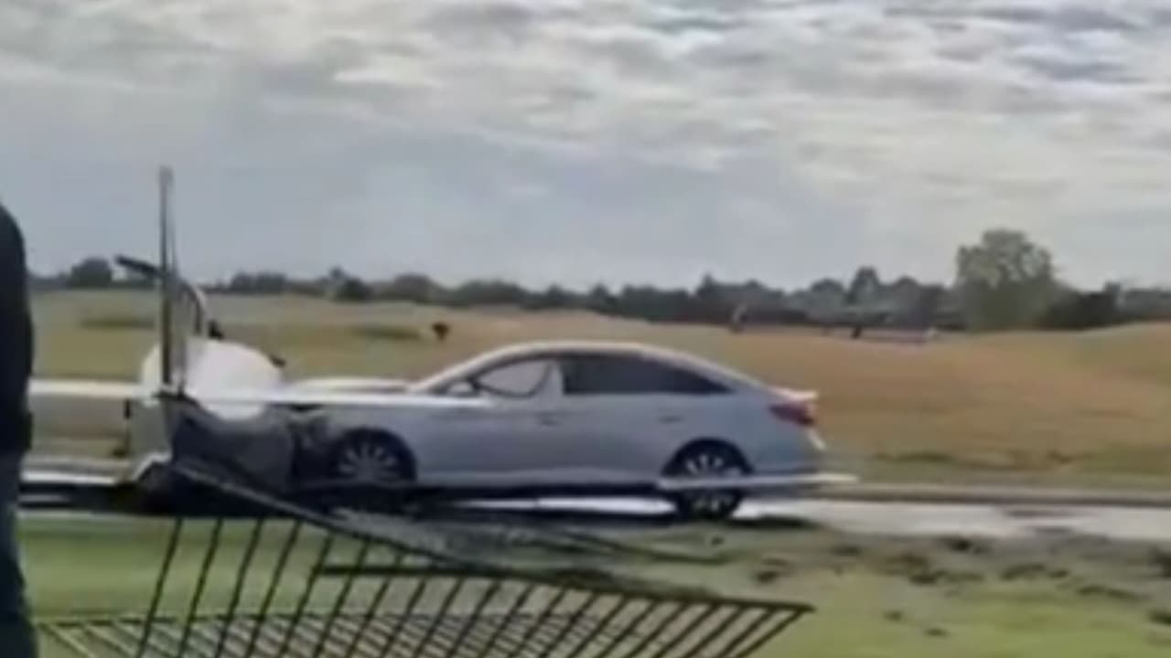 Investigadores de la FAA trabajan para determinar la causa exacta del accidente. 
<b>La carretera permaneció cerrada durante varias horas</b>. Este trágico incidente pone de manifiesto la importancia de la seguridad aérea y la rápida respuesta de los equipos de emergencia.