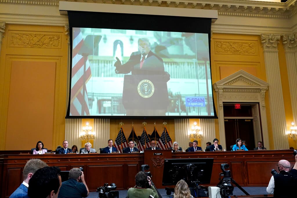 El 50 aniversario del Watergate coincide con 
<b>las primeras audiencias públicas</b> del comité de la Cámara de Representantes que investiga el 
<a href="https://www.univision.com/shows/noticiero-univision/turba-que-asalto-el-capitolio-estuvo-a-40-pies-del-vicepresidente-pence-los-manifestantes-amenazaban-con-ahorcarlo-video">asalto al Capitolio</a> del 6 de enero de 2021, un escándalo que pone en la mira a otro líder republicano: el expresidente Donald Trump.