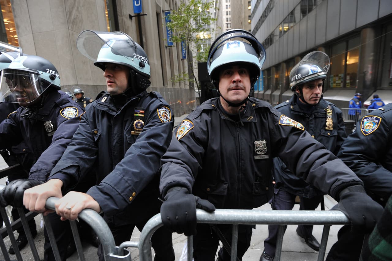 <b>¿Por qué no se han difundido más?</b>
<br>Ha habido muchos y muy serios intentos para prohibir o condenar el uso de este tipo de armas, aunque ninguna ha sido completamente efectivo. 
<a href="https://books.google.com/books?id=8iIlDwAAQBAJ&pg=PA223&lpg=PA223&dq=%E2%80%9Cglobal+ban+on+all+research+and+development,+whether+military+or+civilian,+which+seeks+to+apply+knowledge+of+the+chemical,+electrical,+sound+vibration+or+other+functioning+of+the+human+brain+to+the+development+of+human+beings,+including+a+ban+on+actual+or+possible+deployment+of+such+systems%E2%80%9D+(Giordano,+2014).&source=bl&ots=MAh1rV89r3&sig=qZEXyXTxLshJ47q_6OCcXN7Hgbw&hl=es-419&sa=X&ved=0ahUKEwilraPg-9fWAhUBziYKHQpmAH4Q6AEIJzAA#v=onepage&q&f=false">En 1999 el Parlamento Europeo hizo este llamado:</a> “A prohibir mundialmente la investigación y desarrollo, ya fuere para fines militares o civiles, que busque usar el conocimiento de las funciones químicas, eléctricas, de vibración de sonido y otras del cerebro para desarrollar armas que puedan traer cualquier tipo de manipulación del ser humano”.