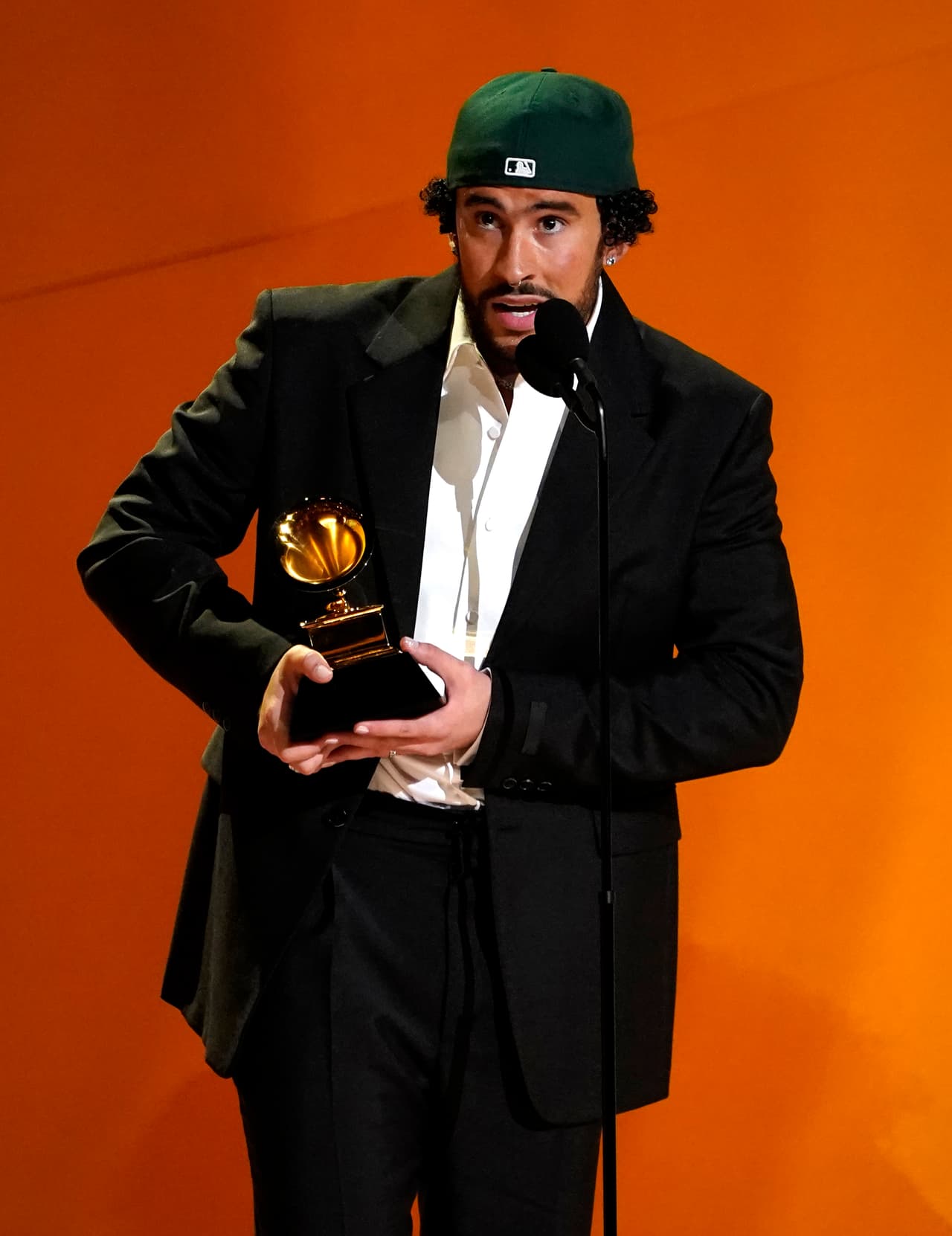 Se trata de su tercer trofeo en esa categoría tras ganar por 'El último tour del mundo' y 'YHLQMDLG' en las dos ediciones anteriores de los GRAMMY. 
<br>