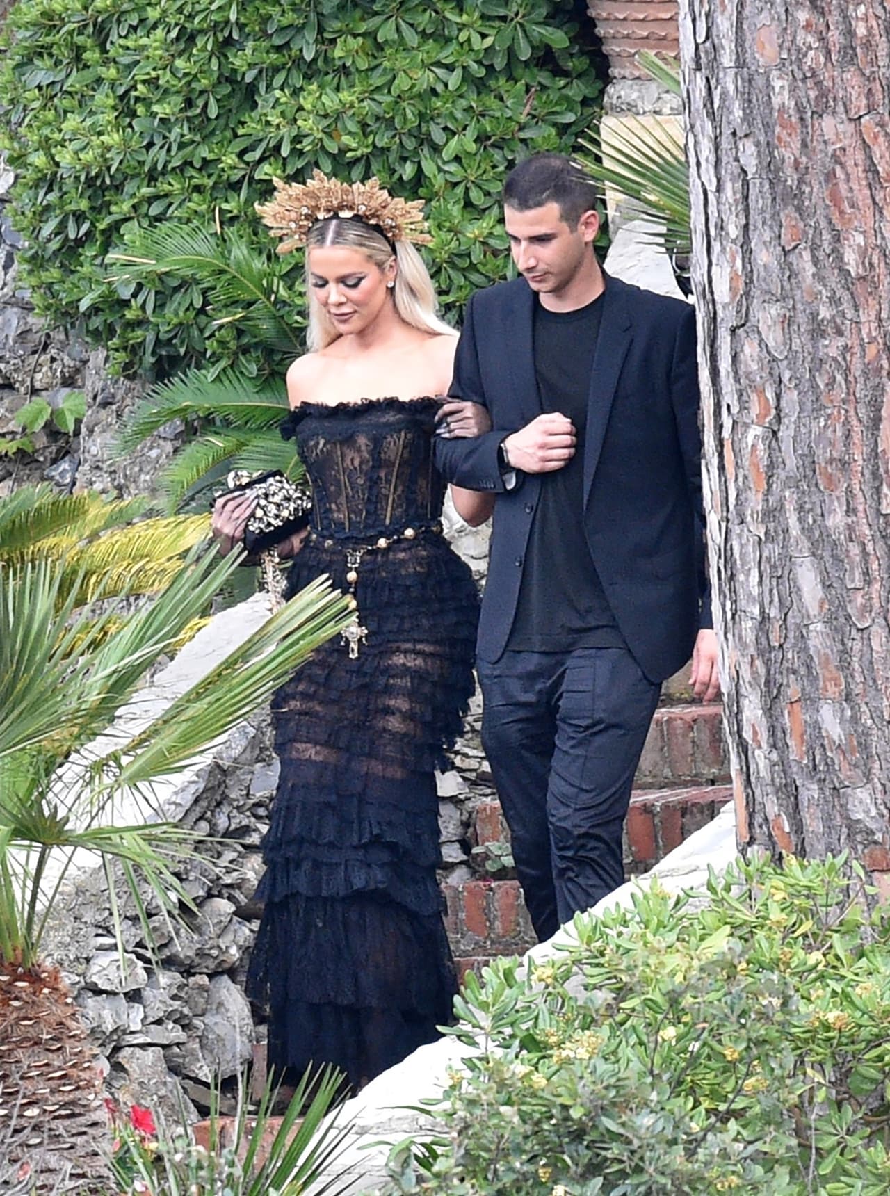 <b><a href="https://www.univision.com/famosos/kardashian-apoyan-infidelidad-khloe-tristan" target="_blank">Khloé Kardashian</a></b>, de 37 años, llamó la atención con una diadema dorada en forma de sol. 
<br>