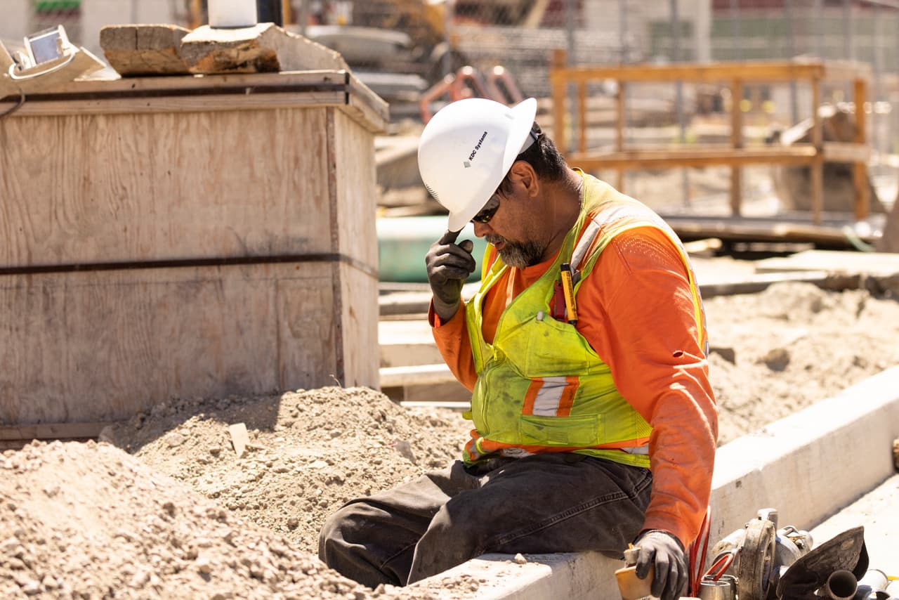 Para los trabajadores de exteriores las recomendaciones son similares, pero se suman algunas más derivada de su situación, como pasar un tiempo bajo la sombra, usar sombrero ancho para cubrir su rostro, cabeza y cuello; colocarse protector solar periódicamente; no tomar bebidas con cafeína ni azúcar para evitar la deshidratación.