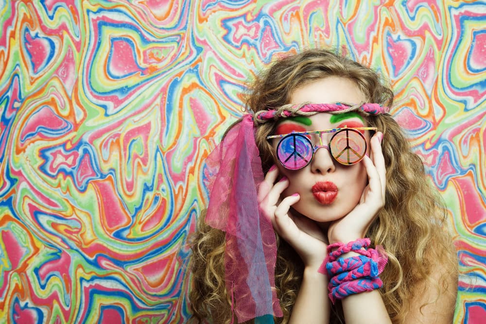 También podría quedarte un traje de hippie como los años 60, con cabellos largos, peluca desarreglada- muchas flores, túnicas de azafrán similares a la que usan los Hare Krishnas, un traje que tenga muchas objetos de lata, aluminio, cosas que brillen y se puedan coser para que en su conjunto causen una impresión de algo fuera de este planeta.