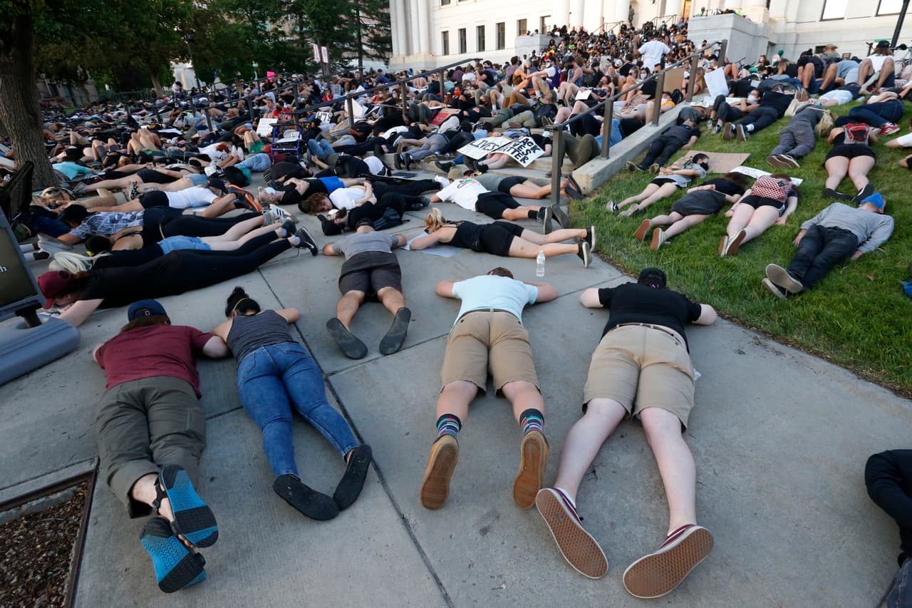 En la Universidad de Utah los manifestantes se lanzaron al suelo durante casi nueve minutos. Las protestas en Estados Unidos por este caso han estallado por todo el país que apenas había empezado a reanudar las actividades economómicas luego del daño causado por el 
<a href="https://www.univision.com/temas/coronavirus">coronavirus</a>.