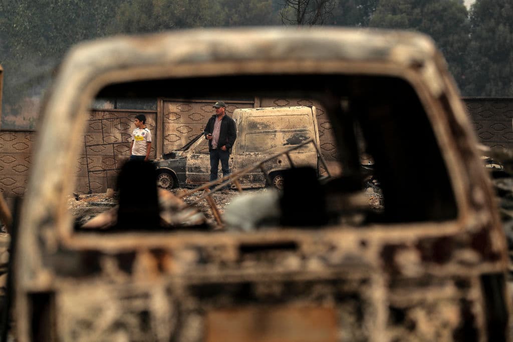 "Acabo de conversar con el presidente Alberto Fernández para coordinar y agradecer el apoyo de la República Argentina en combate a incendios. Además de brigadistas, recibiremos maquinarias. Estamos gestionando apoyo de distintos países para enfrentar emergencia", tuiteó. "¡No los dejaremos solos!", prometió el presidente Boric a los chilenos afectados. Chile está recibiendo apoyo de Colombia, España y Argentina.