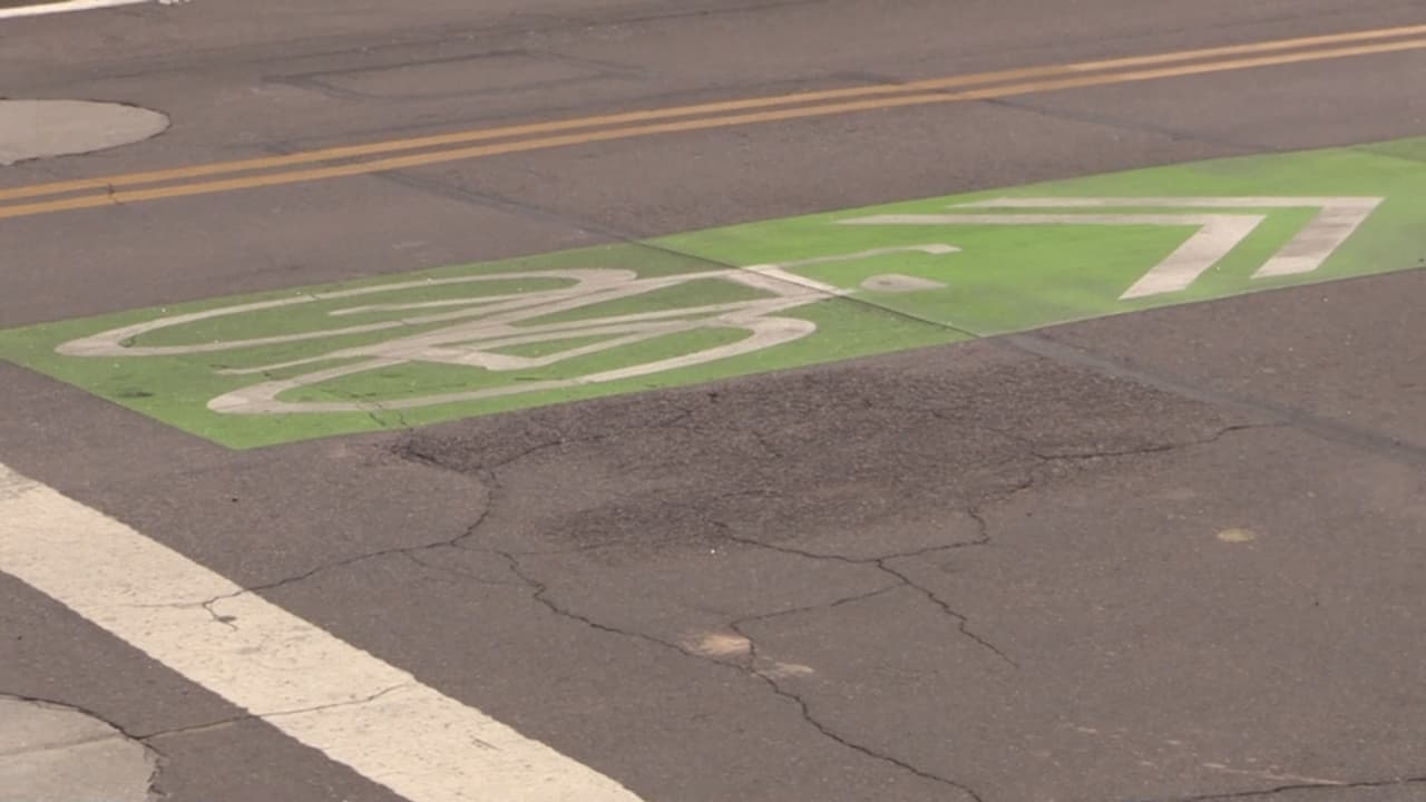 Pero no en todas las calles los carriles para los ciclistas están pintados de verde. “Hay una línea solida que dice “Bike Lane”, ese sería el carril de las bicicletas”, indica Padilla de la ciudad de Phoenix.
<br>