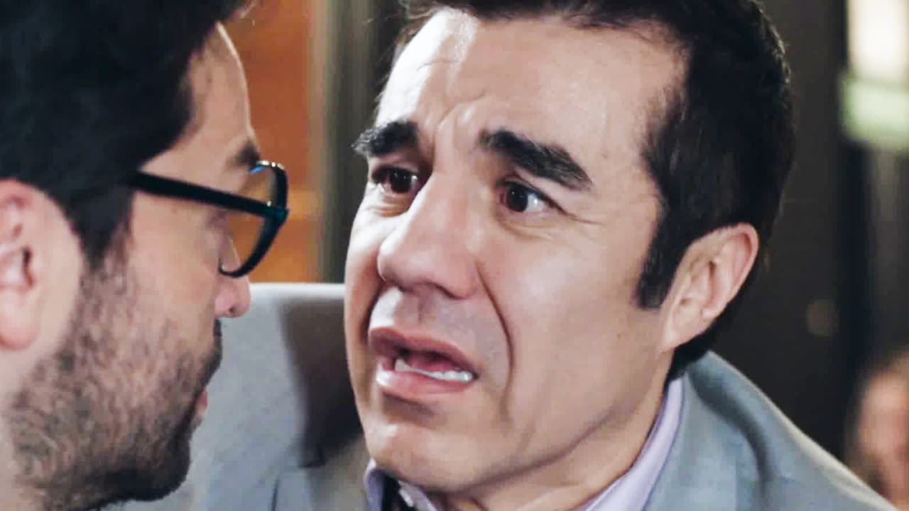 Al sentirse fuera de lugar en la empresa Reyes Alonso, Toño encontró en 
<b>Crucita</b> un aliado y le confesó su gran secreto, y lo hizo su asistente para que lo ayudara con los negocios.