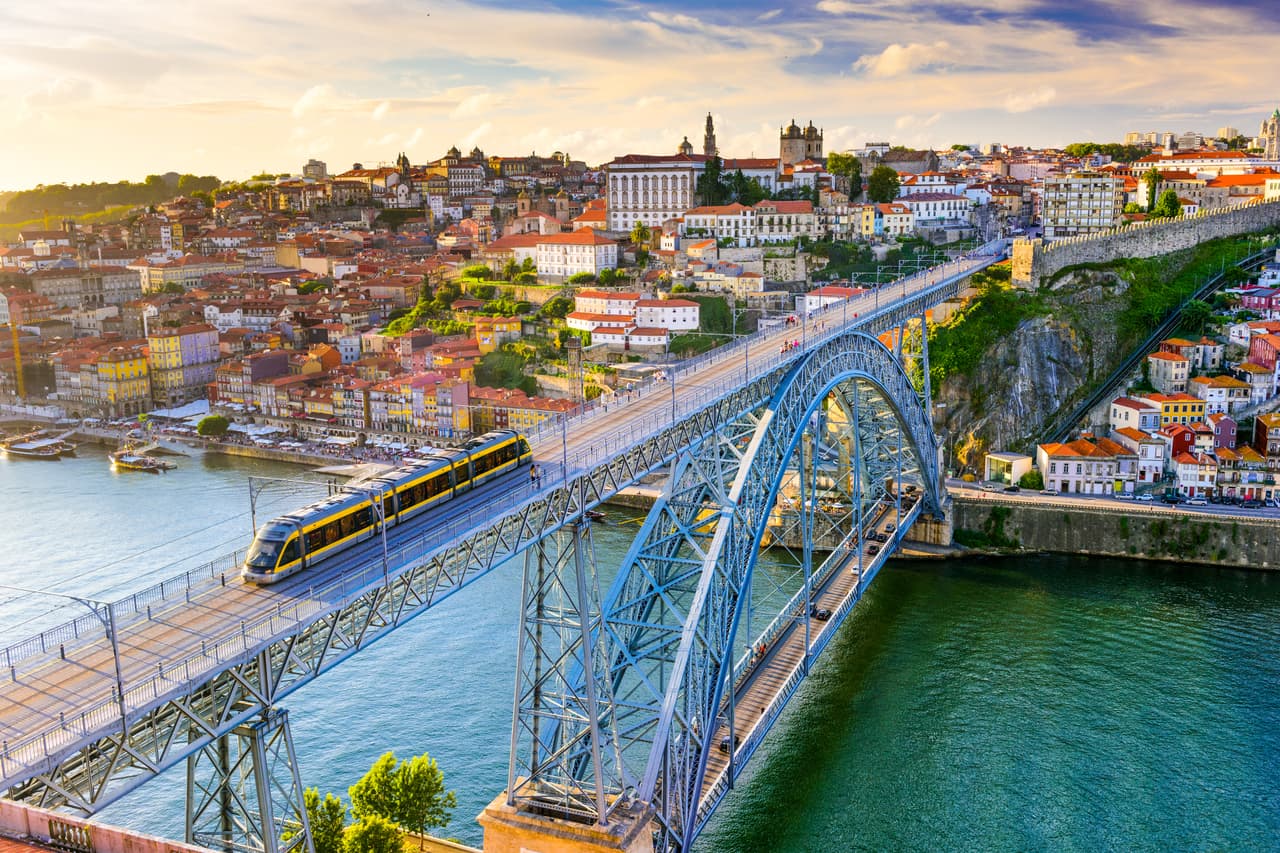 <b>Puesto 5: Portugal</b>. Este pequeño país al suroeste de Europa tiene algo para todos. Hermosas ciudades antiguas y vibrantes, millas de playas de arena dorada, colinas verdes, uno de los mejores servicios de salud del mundo, bajo costo de vida y seguridad. Una pareja puede vivir cómodamente en Portugal con 2,500 dólares al mes. En ciudades más grandes como Lisboa, Oporto (en la foto), Cascais o el Algarve, el presupuesto puede llegar a 3,000. 
<br>