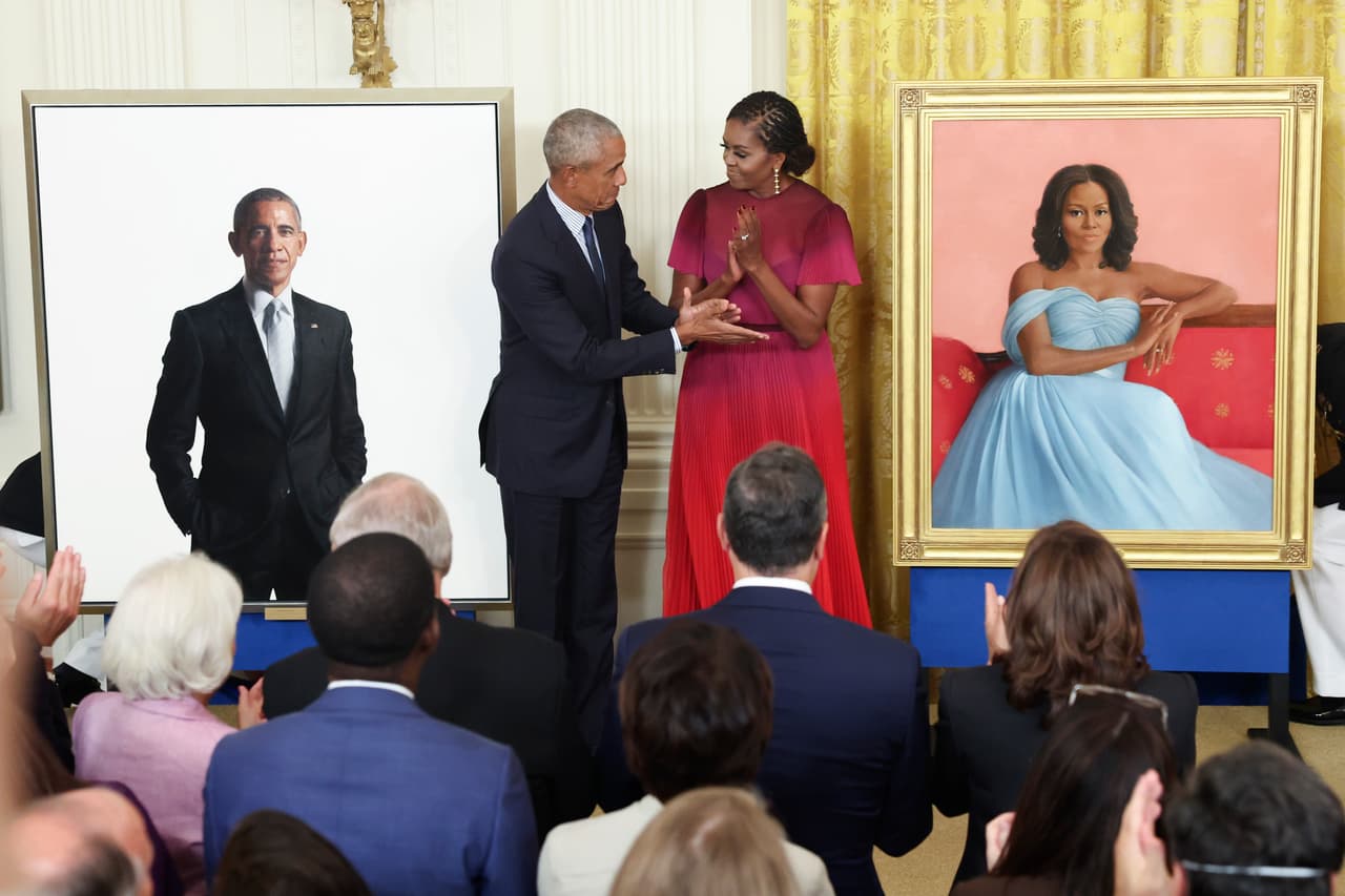 <b>"Notarán que el artista se negó a ocultar mis canas, rechazó mi pedido de hacerme las orejas más pequeñas; también me disuadió de usar un traje color canela", </b>dijo Barack Obama luego de develar el cuadro. 
<br>
<br>La broma del traje color canela parece remontarse a cuando fue extensamente criticado por medios conservadores por haber usado un traje color claro cuando era presidente.