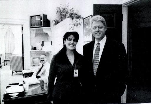 <b>Bill Clinton.</b> La ola de escándalos por acoso
<b><a href="http://www.univision.com/noticias/politica/el-caso-lewinsky-como-entender-hoy-ese-escandalo-sexual-que-aun-persigue-a-los-clinton-y-a-los-democratas" target="_blank"> reavivaron los que en su momento se le hicieron al expresidente demócrata</a></b>. La relación entre 
<b><a href="http://www.univision.com/temas/bill-clinton" target="_blank">Clinton</a></b> y la becaria 
<b><a href="http://www.univision.com/temas/monica-lewinsky" target="_blank">Monica Lewinsky </a></b>llevó al exmandatario a juicio político tras revelarse que mintió bajo juramento. Otras mujeres acusaron a Clinton de conductas sexuales agresivas, como Paula Jones, una exempleada de la gobernación de Arkansas y Juanita Broaddrick, una voluntaria de su campaña a gobernador por aquel estado.
