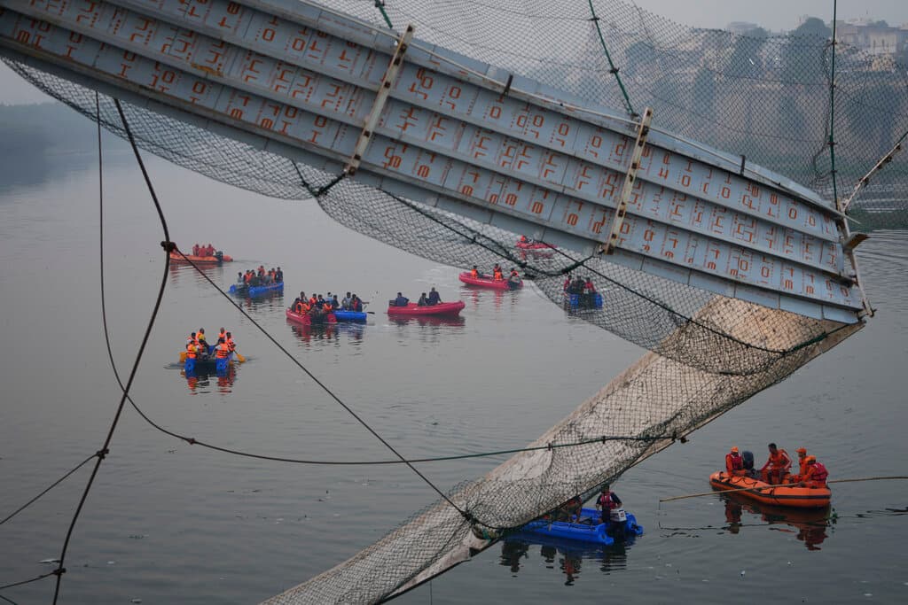 Sube a 132 el número de muertos tras el colapso de un puente en India