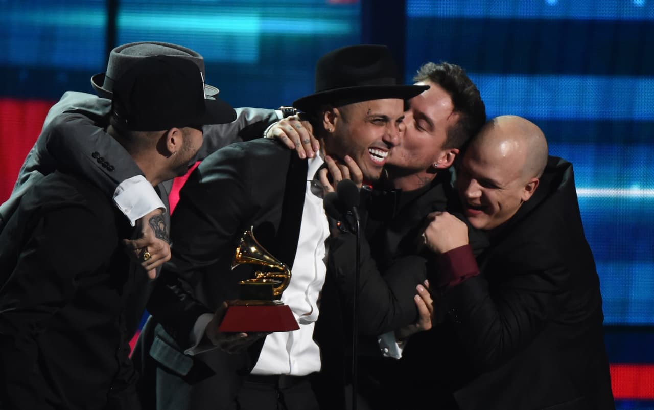 Nicky Jam fue agarrado a besos por sus compañeros luego de darse a conocer que el cantante había ganado el Latin GRAMMY a Mejor Interpretación Urbana, durante la entrega del galardón que reconoció lo mejor de la música latina en 2015.