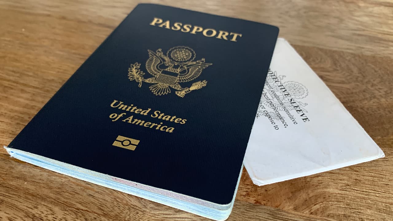 <b>Además, hay un formulario oficial que el papá ausente tiene que llenar y lo puede hacer a través de los consulados en el extranjero para que el menor pueda obtener su pasaporte.</b>