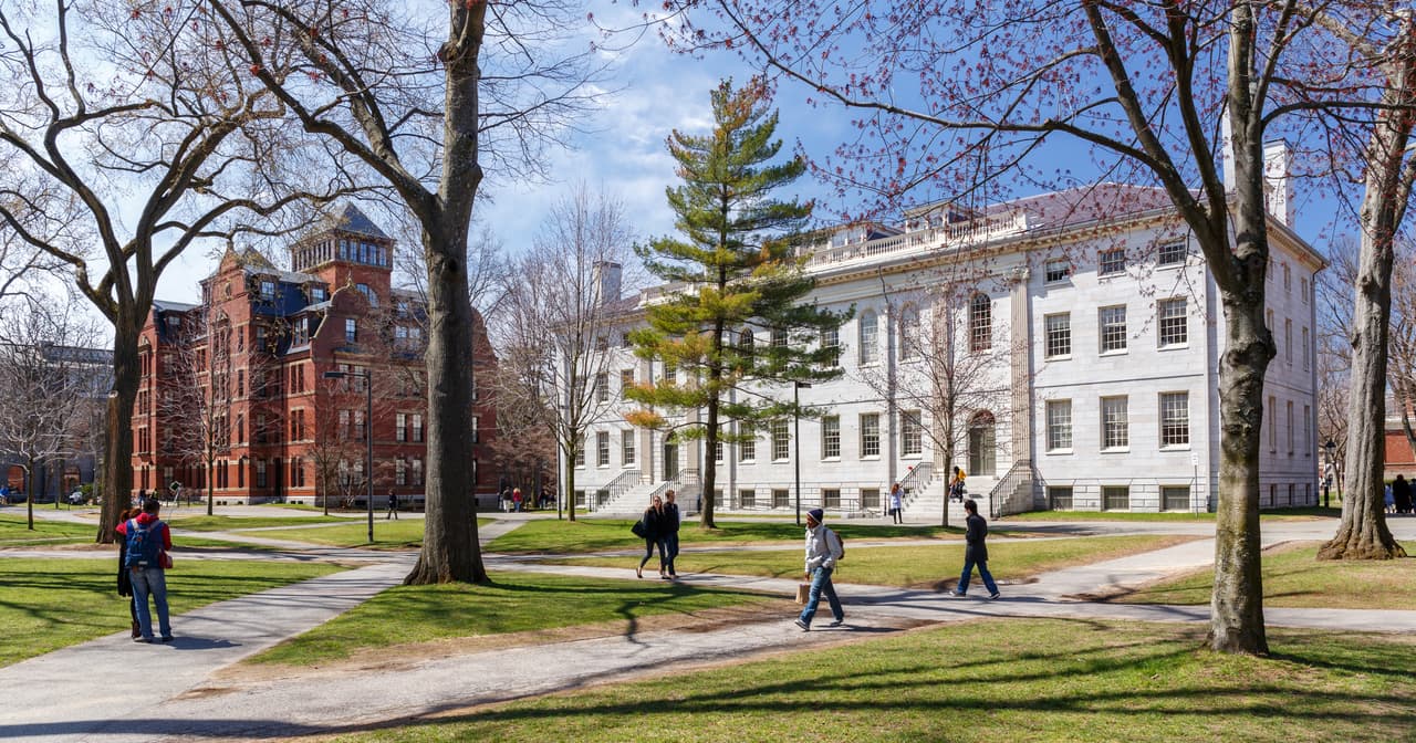 Finalizando el 2016, Drew Faust, de la Universidad de Harvard confirmó que
<b><a href="http://www.harvard.edu/president/news/2016/message-to-community"> no se autodenominarán campus santuario</a></b> pero 
<b>sí han establecido varias posturas para proteger a sus estudiantes</b>. Entre ellas, coordinar con el Departamento de Policía de la Universidad de Harvard (HUPD) 
<b>para<a href="http://www.harvard.edu/president/news/2016/supporting-our-community"> reafirmar la práctica del HUPD de no indagar sobre el estatus migratorio de los profesores, estudiantes o personal</a></b>. Señalaron además que el HUPD no está involucrado en la aplicación de la inmigración federal Leyes. La universidad tampoco comparte voluntariamente información sobre el estatus migratorio de sus miembros indocumentados. 
<br>
<br>