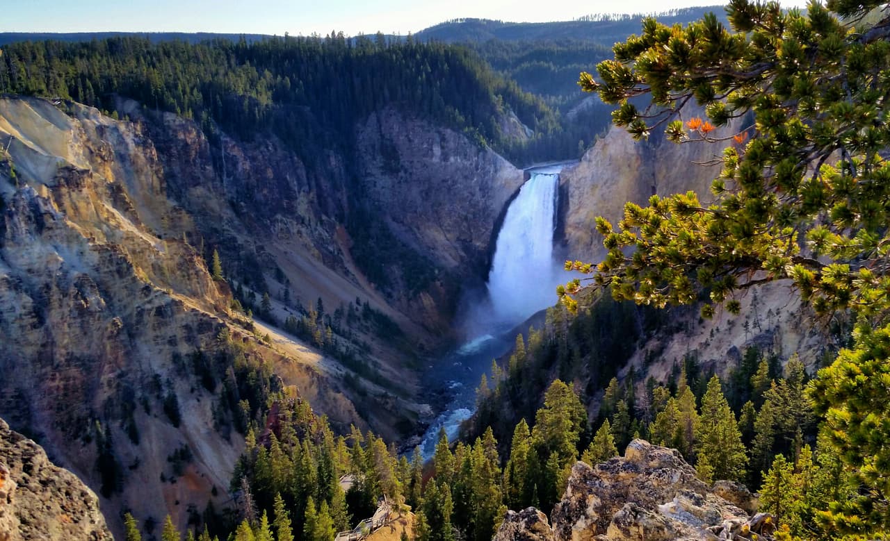 Dentro del Parque Nacional Yellowstone también se preserva el Gran Cañón de Yellowstone, el Old Faithful (Viejo fiel) y la colección de geiseres y fuentes termales más impresionante del mundo.