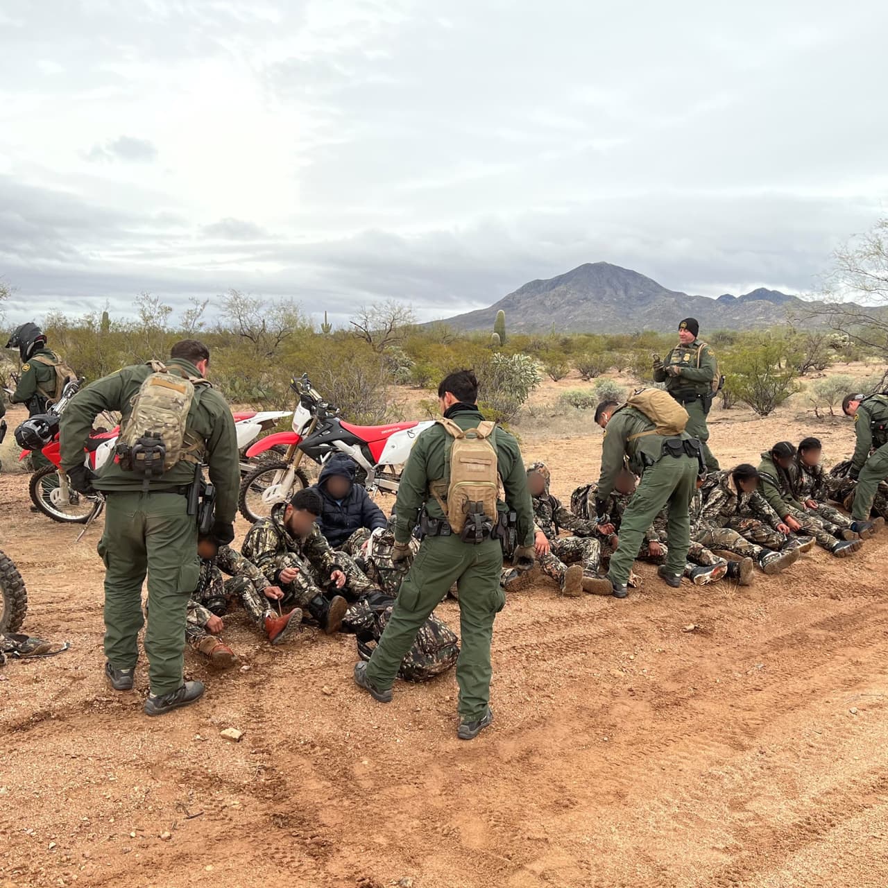 la Unidad de Motociclistas respondió y detuvo a 12 migrantes, todos ciudadanos de Guatemala y México.