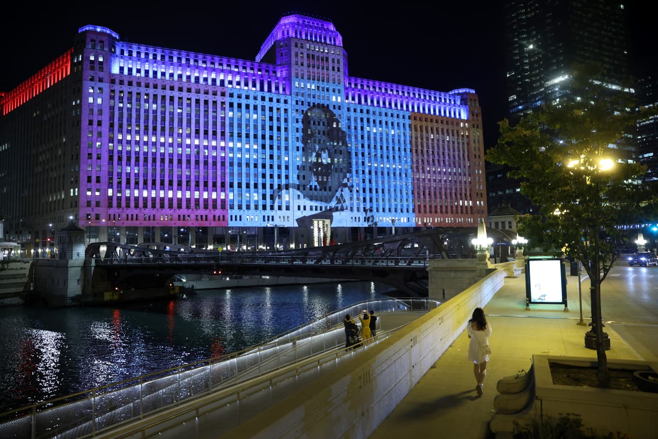 Empiezan las proyecciones gratuitas de 'Art on The Mart' a partir del 12 de abril y hasta el 5 de junio de 8:30 p.m. a 9:30 p.m. Puedes ver el espectáculo de luces en el 'Chicago Riverwalk' entre las calles Wells y Franklin. 
<br>