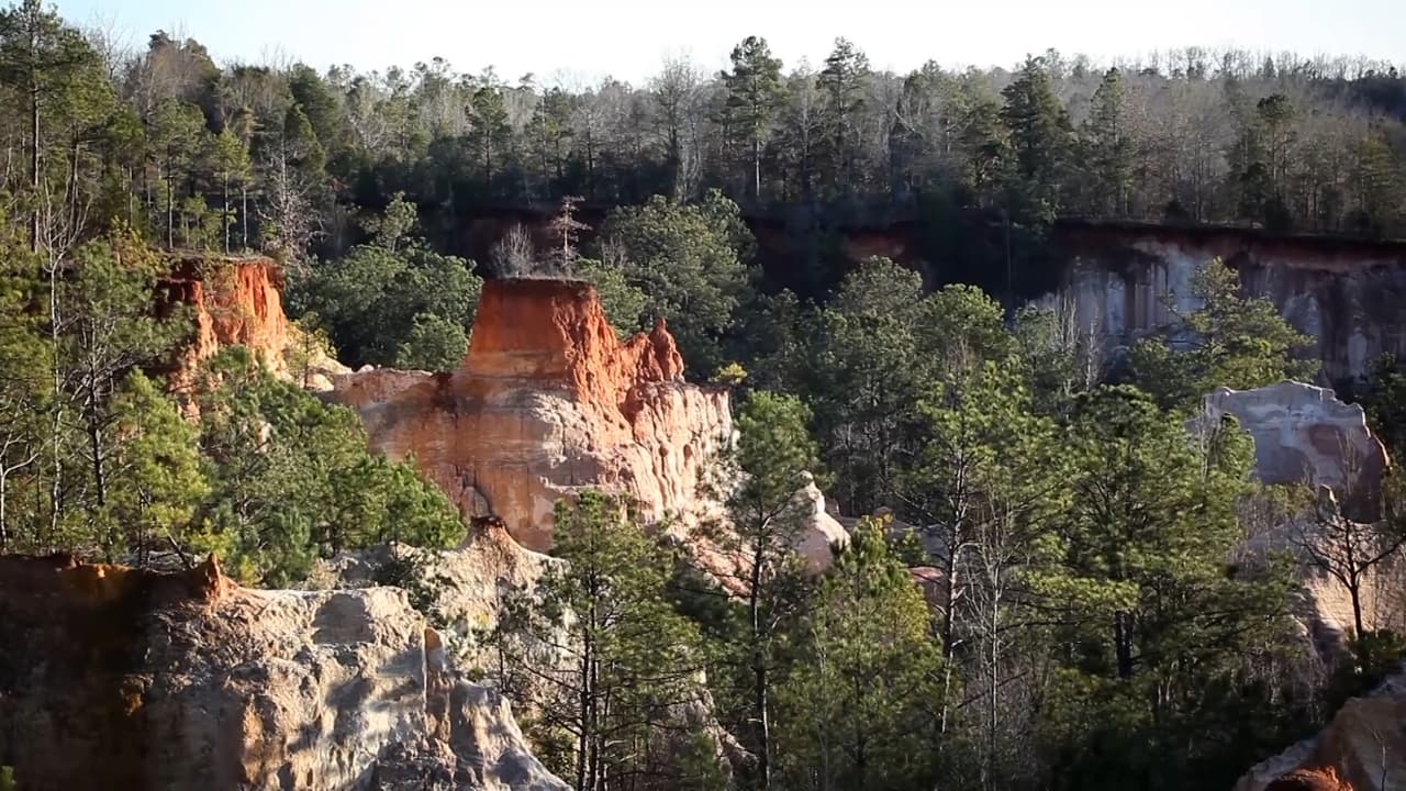 Ubicado a unas 148 millas en auto al sur de Atlanta, el llamado 
<b>"Pequeño Gran Cañón"</b> de Georgia es un testimonio del poder de la influencia del hombre en la tierra.
