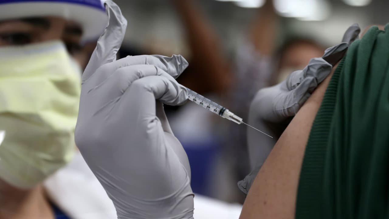 Las autoridades de salud de Los Ángeles informaron que la distribución de la vacuna contra el coronavirus será limitada en los primeros meses, lo que significa que la vacuna será distribuida a las personas en diversos momentos por fases, pero se ofrecerá a toda la comunidad una vez sea disponible.