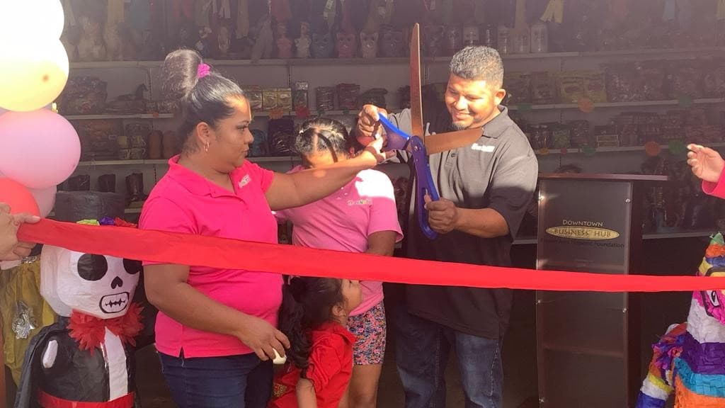 Junto a su familia, Rigoberto ha cumplido su sueño de abrir una fábrica y tienda de piñatas.