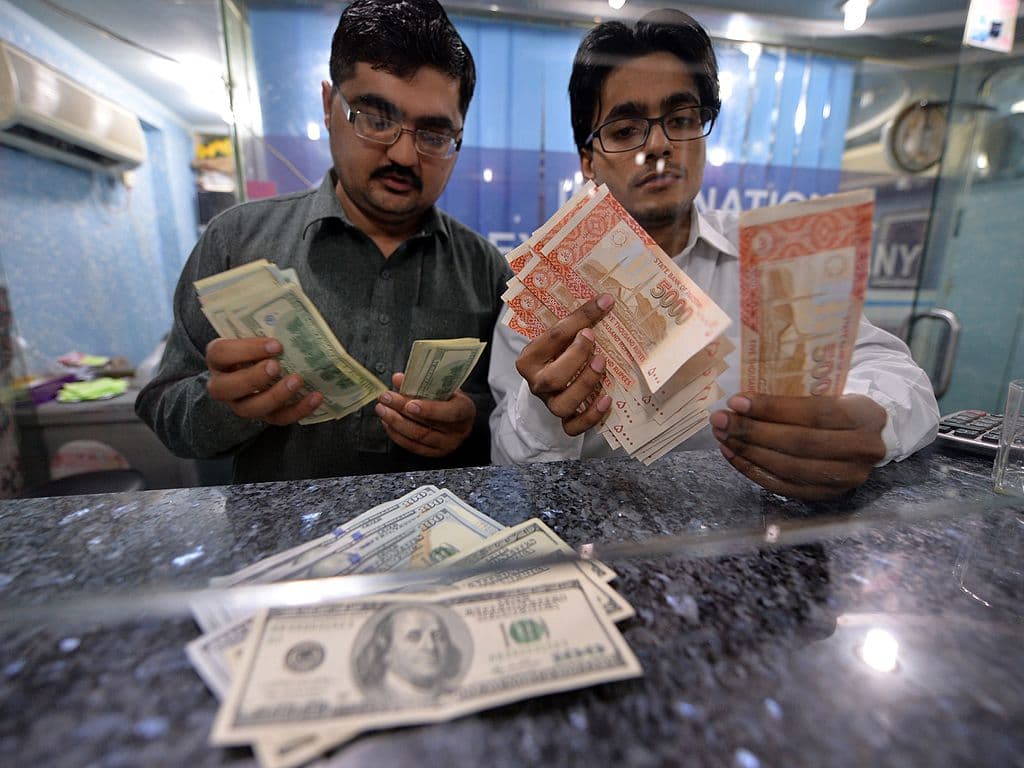 <b>Posición 6: Pakistán</b>. De acuerdo con el reporte del Banco Mundial, el país del sur de Asia recibió 
<b>$26,000 millones en remesas en 2020</b>. En Asia oriental y el Pacífico el envío de remesas cayó un 7.9%.