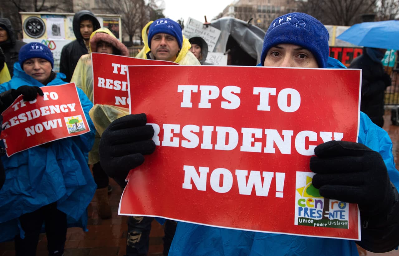Actualizan nuevo reglamento que permitirá a algunos portadores del TPS pedir la residencia permanente