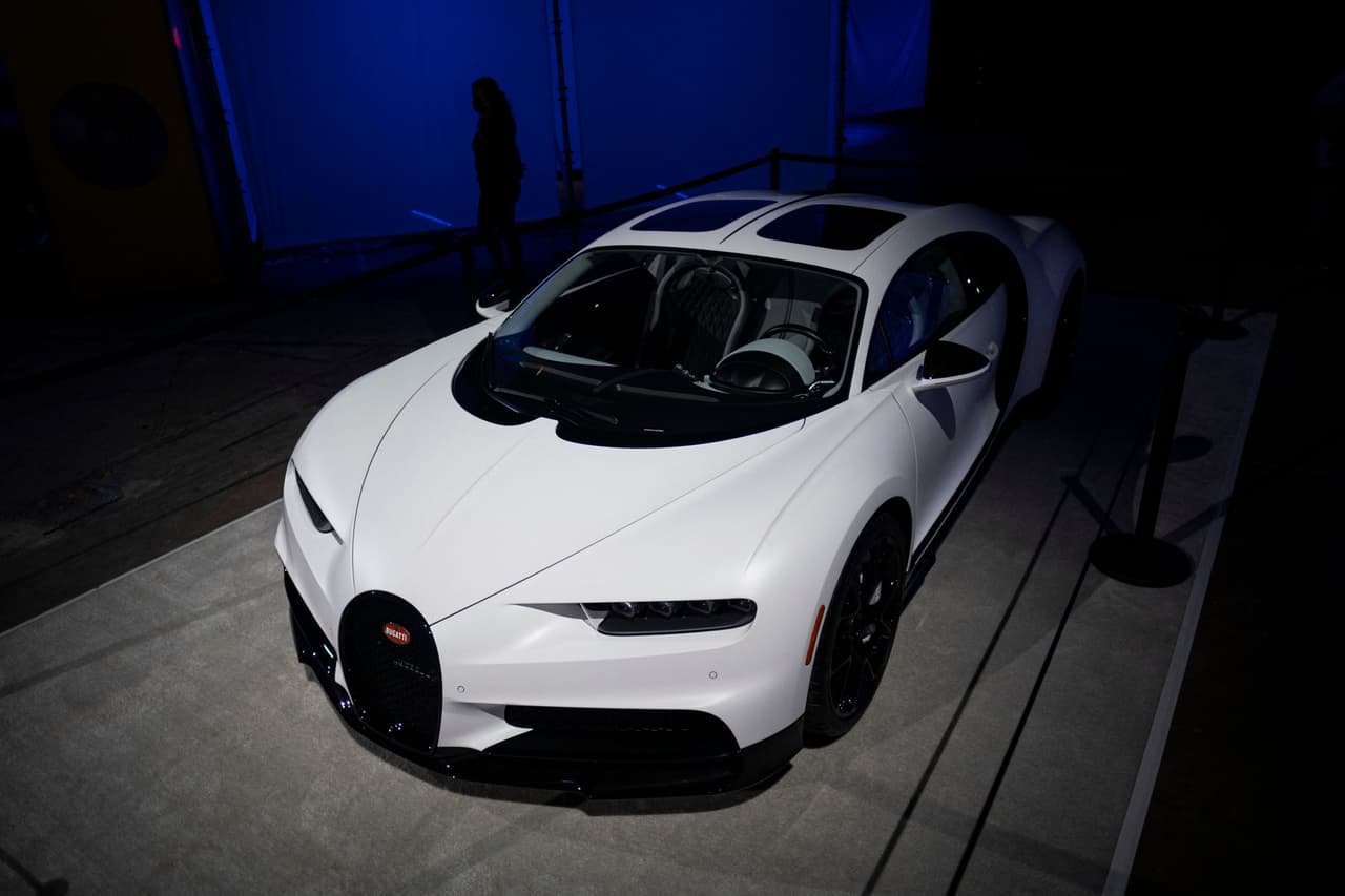 Obvio, no faltó su 
<b><a href="https://www.univision.com/carros/carros-y-famosos/bad-bunny-sigue-los-pasos-de-cr7-y-se-compra-un-superauto-de-3-2-millones-fotos">Bugatti Chiron</a>, </b>que compró hace poco más de 1 año en 3.26 millones de dólares.