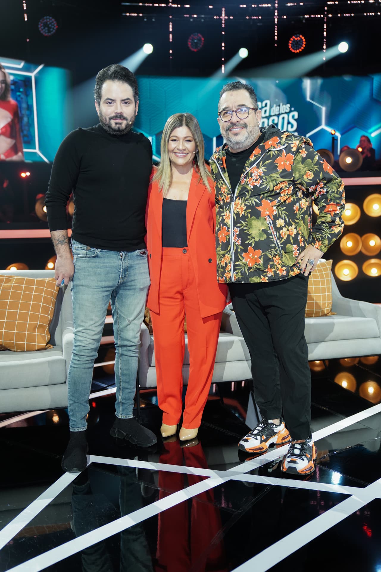 José Eduardo, Martha Figueroa y 'El Borrego' Nava posando para la foto del recuerdo de esta dramática gala de nominación.