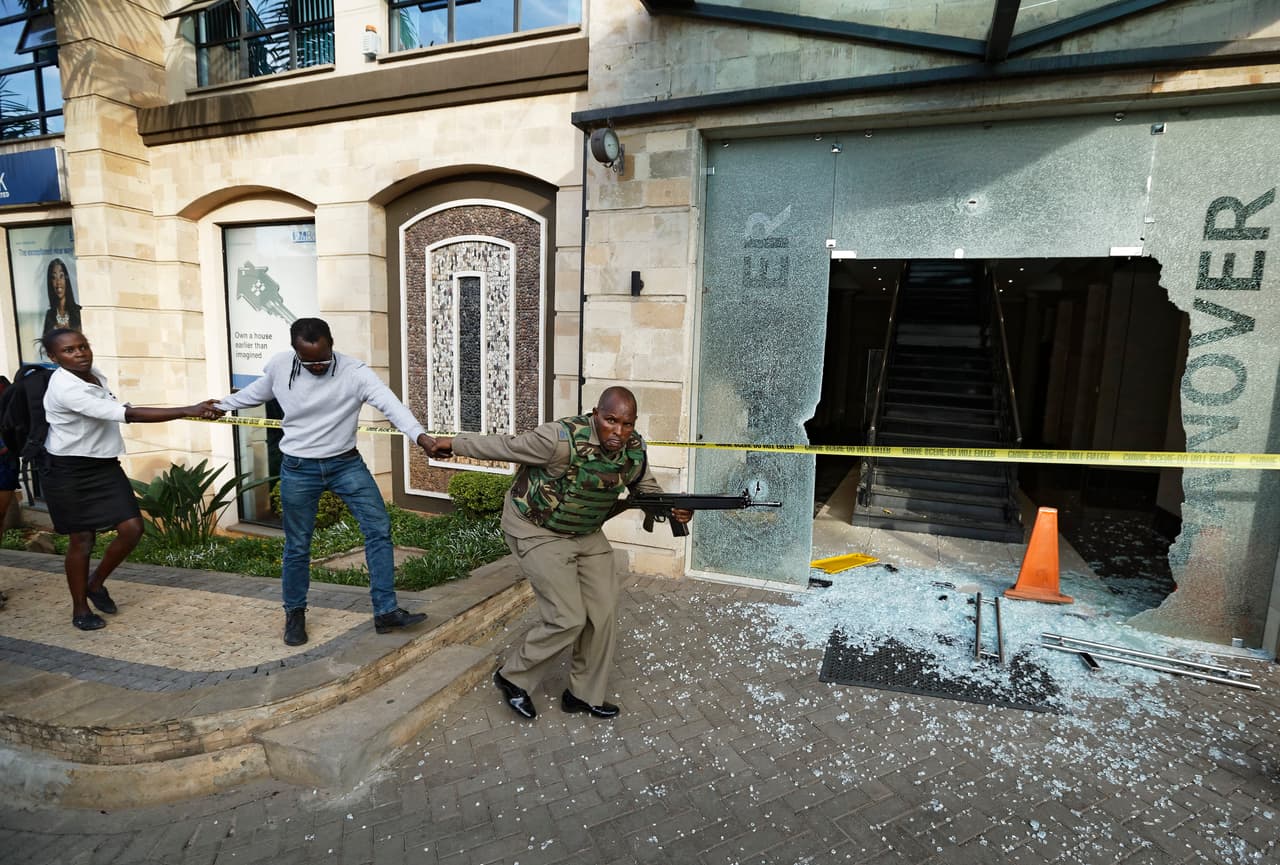 Según informó la agencia Reuters, el grupo extremista al-Shabab, responsable del ataque al centro comercial Westgate de Nairobi que dejó 67 muertos en 2013, se declaró responsable del ataque.
