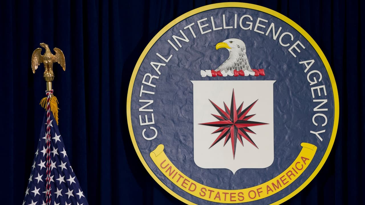 Autoridades disparan contra una mujer tras chocar su auto contra edificio de la CIA en Virginia