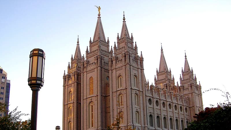 <h3 class="cms-H3-H3">Utah</h3>
<br>La ley en Utah establece una "tarjeta de privilegio de conducir" de un año para inmigrantes no autorizados. Los solicitantes sin un número de seguro social deben probar que han vivido en el estado por seis meses y proporcionar un número de identificación de impuestos. Está prohibido que una entidad del gobierno use la tarjeta como identificación.