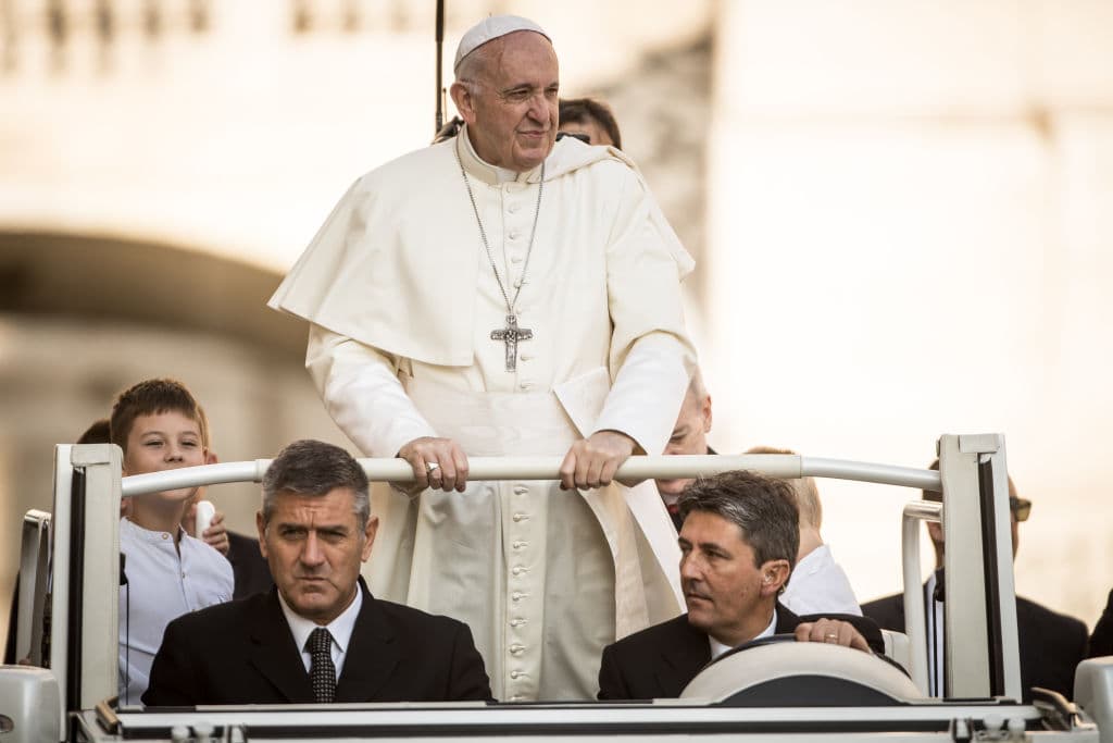 Se viene anunciando, desde su elección, que Francisco es el famoso "rey o Papa negro" en el solio dorado del Vaticano de las profecías, el último antes de que el mundo termine, gracias a la devastación ocasionada por el hombre.
