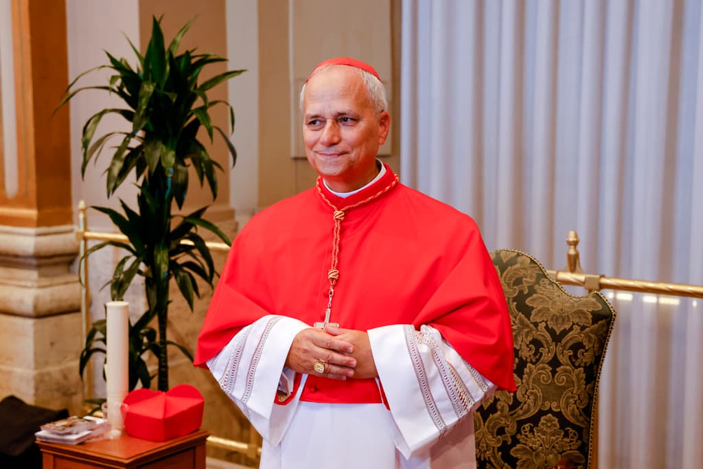 ARCHIVO - El cardenal Robert Francis Prevost, prefecto del Dicasterio para los Obispos, posa para una foto al final del consistorio donde el papa Francisco elevó a 21 nuevos cardenales en la Plaza de San Pedro del Vaticano, el 30 de septiembre de 2023. (Foto AP/Riccardo De Luca, Archivo)