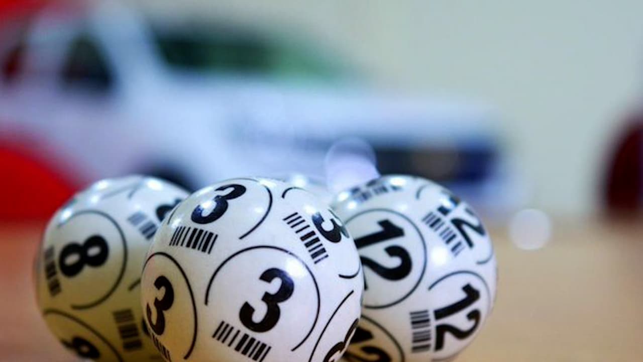 En caso tal, de que el ganador no aparezca dentro de estos 60 días, 
<b>automáticamente se aplicara el pago anual del premio. </b>El premio mayor de $1,337 será pagado durante 29 años si se decide esta opción o si el ganador decide tomar el efectivo recibirá un monto de $780 millones. Además, el ganador tiene derecho de permanecer en el anonimato, si así lo desea. Por lo que es probable que nunca se conozca su identidad.