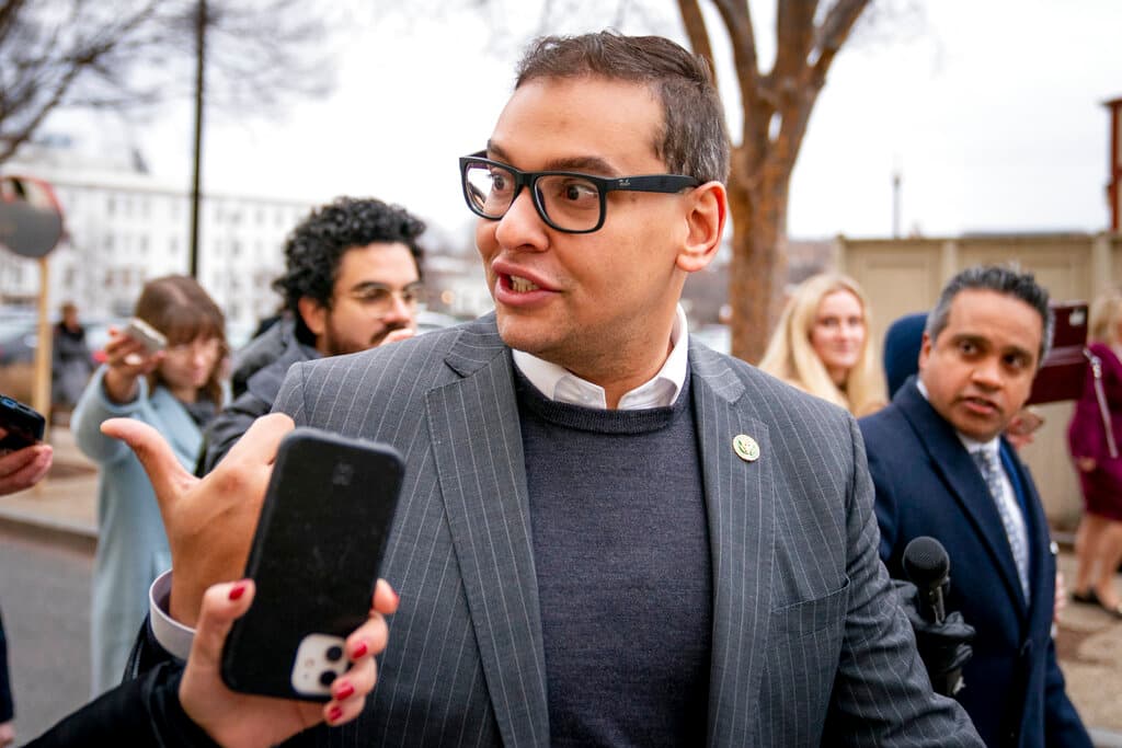 El representante republicano George Santos fue acusado de robo en 2017
