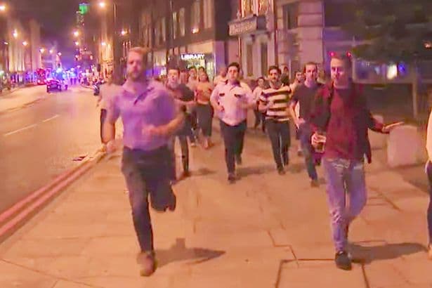 El hombre con la cerveza que se convirtió en un símbolo del humor británico tras el ataque