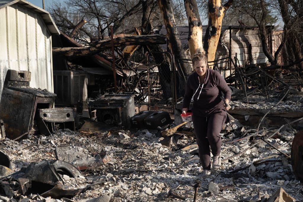 Bomberos combaten los incendios de Texas, avivados por los fuertes vientos, mientras se emiten advertencias en toda la región