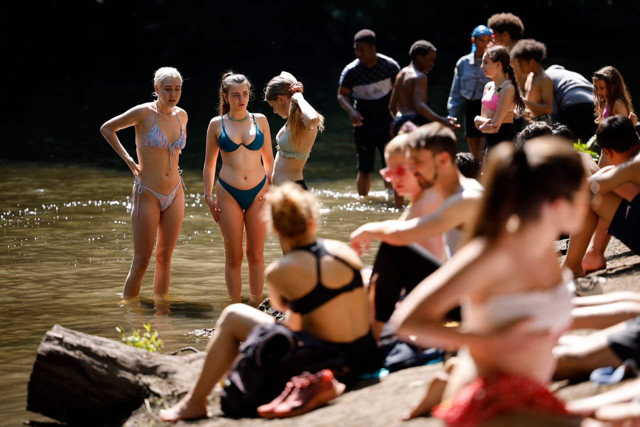 El golpe de calor es la forma más grave de lesión por calor y puede ocurrir si la temperatura del cuerpo alcanza los 104 °F (40 °C) o más. 
<b>Esta afección es más frecuente en los meses de verano</b>.