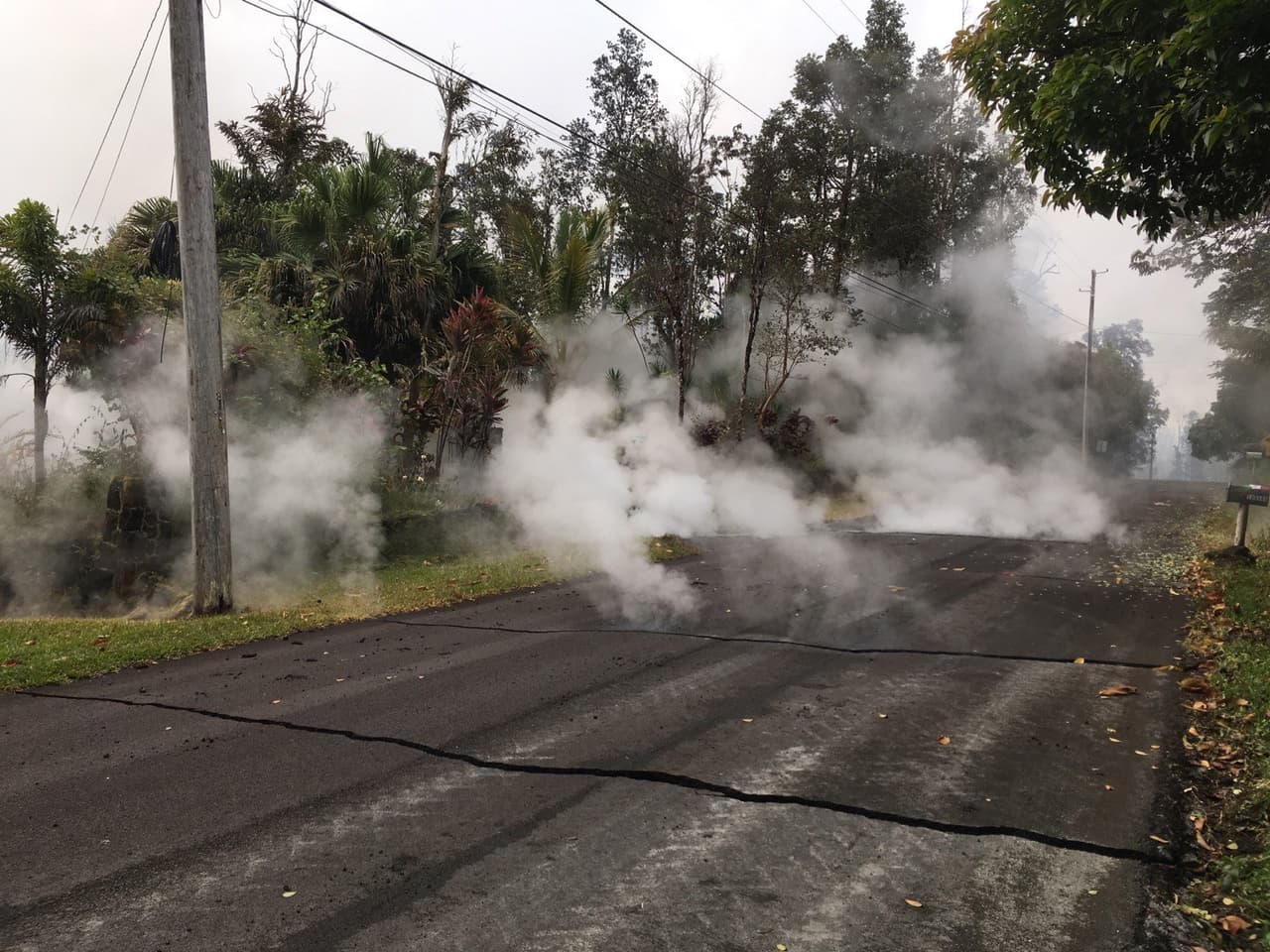 Además de lava, gases brotan de la tierra en varios puntos de la zona.