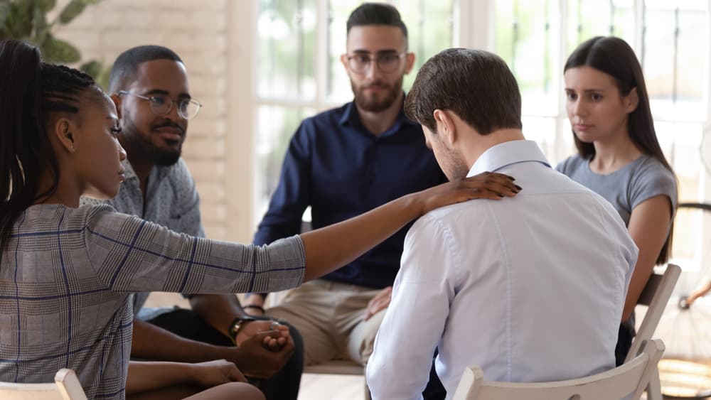 Pueden sentirse bastante frustrados, deprimidos y hasta molestos al principio, pero prefieren lidiar con ello de inmediato, así que, aunque están demasiado tristes, querrán hablar de su pérdida pronto para salir adelante.