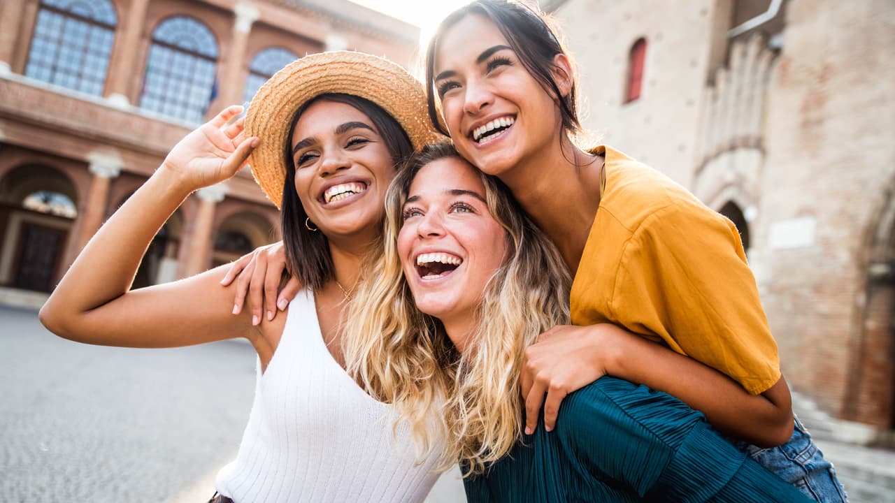Amigas en viaje de carretera